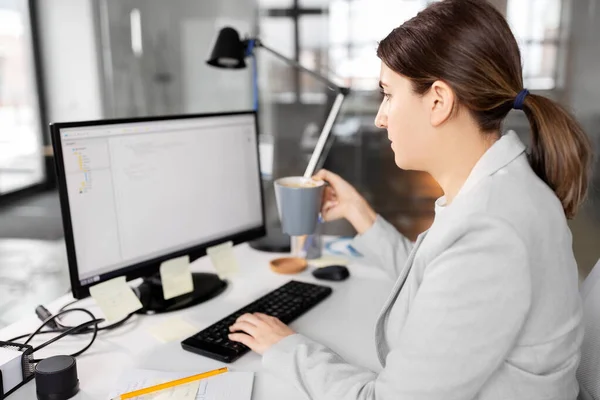 Mujer de negocios con computadora y café en la oficina — Foto de Stock