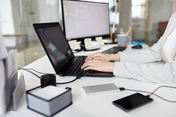 Empresária com laptop trabalhando no escritório — Fotografia de Stock