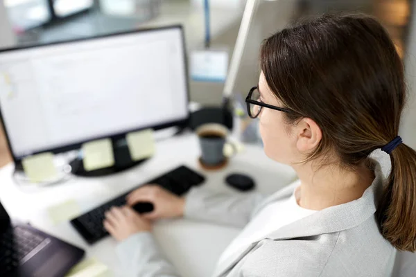 Mujer de negocios con computadora trabajando en la oficina — Foto de Stock