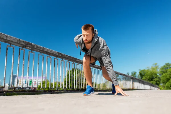 Junger Mann läuft über Stadtbrücke — Stockfoto