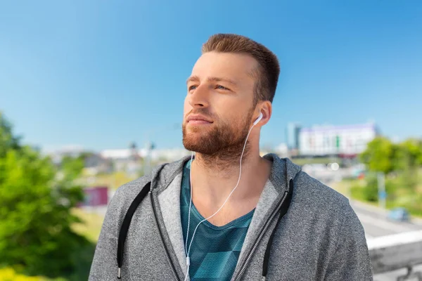 屋外で音楽を聴くイヤホンの男 — ストック写真