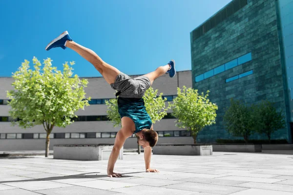 Jovem exercendo e fazendo handstand ao ar livre — Fotografia de Stock