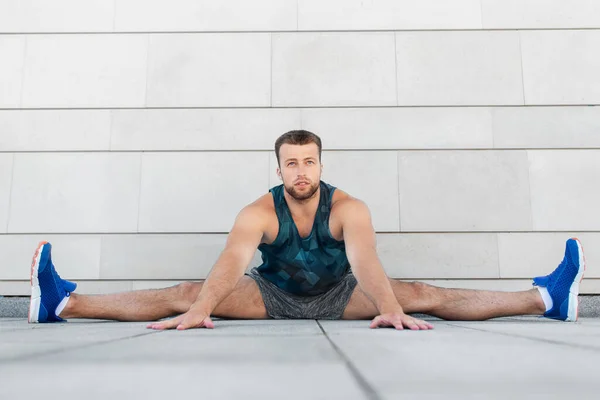 Homem fazendo esportes e alongamento ao ar livre — Fotografia de Stock