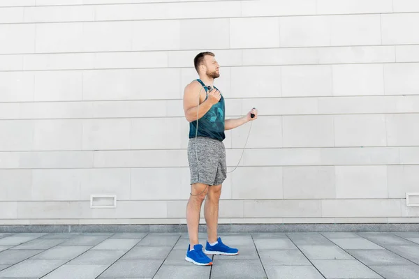 Man exercising with jump-rope outdoors — Stock Photo, Image