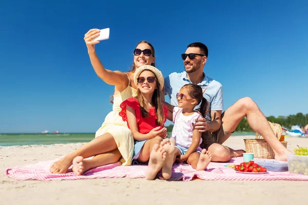 Lycklig familj tar selfie på sommaren stranden — Stockfoto