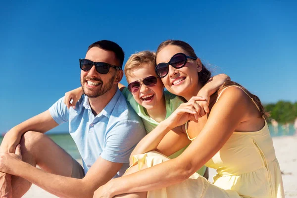 Familj kramas på sommaren stranden — Stockfoto