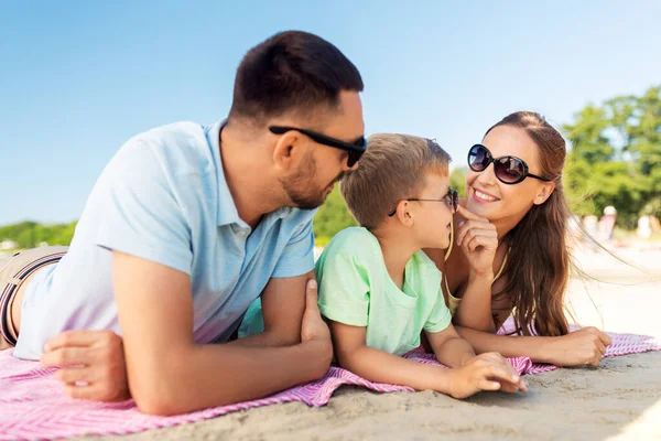 Familie liegt am Sommerstrand — Stockfoto