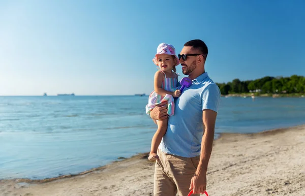 Lykkelig far med liten datter på stranda – stockfoto