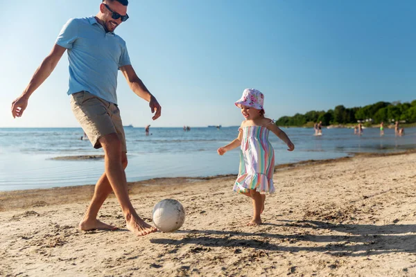 Glücklicher Vater und Tochter spielen Ball am Strand — Stockfoto