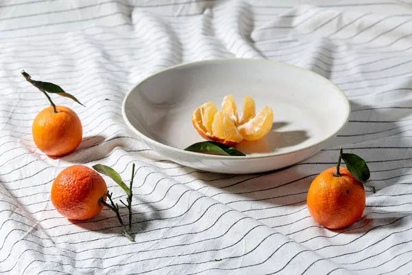 Bodegón con mandarinas en plato sobre cortina — Foto de Stock