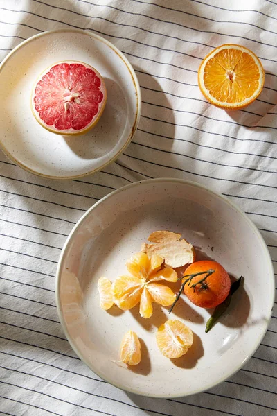 Still life with mandarins and grapefruit on plate — Stock Photo, Image