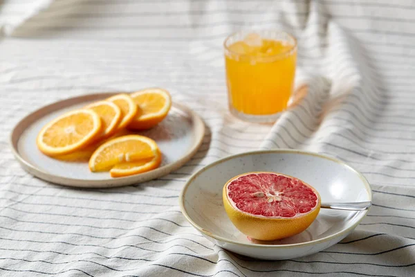 Jeruk, irisan jeruk dan segelas jus — Stok Foto