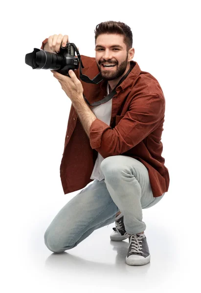 Sonriente hombre o fotógrafo con cámara digital —  Fotos de Stock