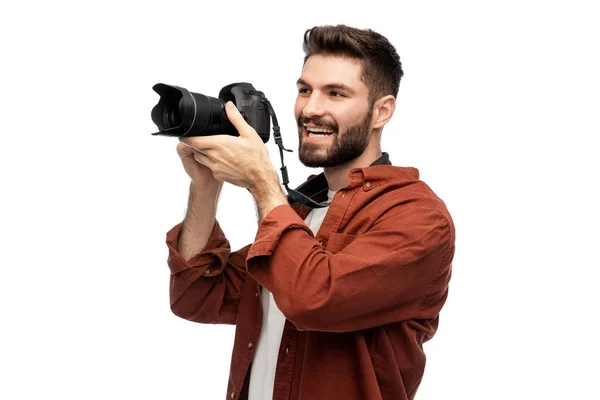 Sonriente hombre o fotógrafo con cámara digital — Foto de Stock