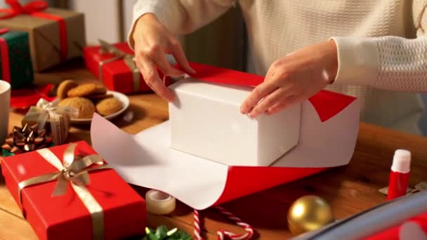 Donna che avvolge il regalo di Natale in carta a casa — Video Stock