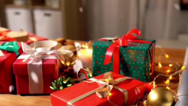 Weihnachtsgeschenke, Kerzen, Kaffee und Lichtergirlanden — Stockvideo