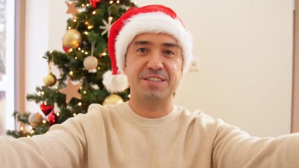 Чоловік робить контент для відео блогу на Різдво — стокове відео