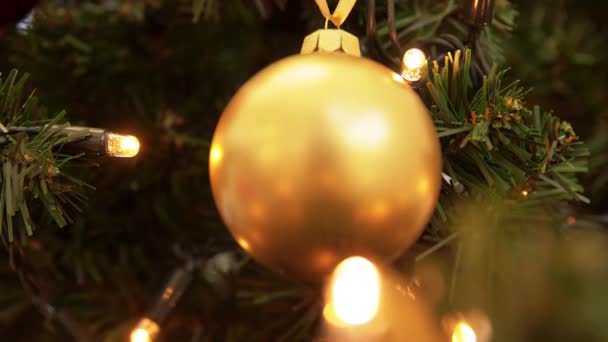 Золотой рождественский бал украшения на елке — стоковое видео