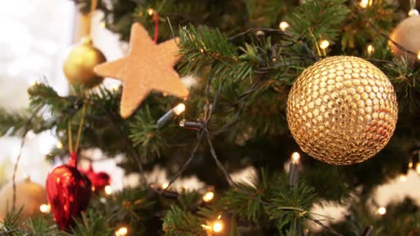 Gouden kerstbal decoratie op dennenboom — Stockvideo
