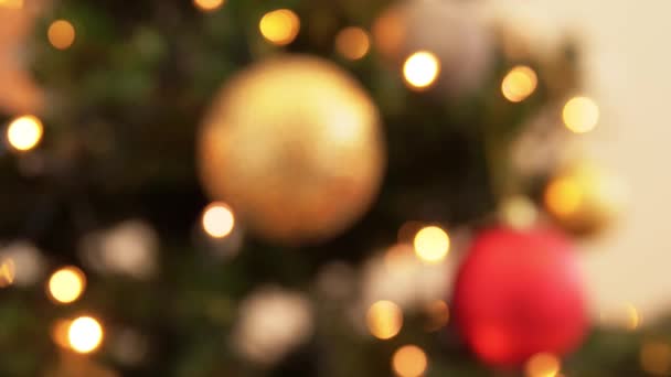Decoração bola de Natal dourada no abeto — Vídeo de Stock