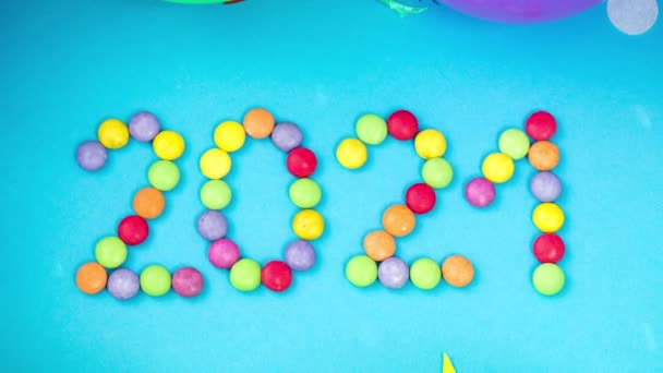 Ano novo 2021 data da festa com balões sobre a neve — Vídeo de Stock