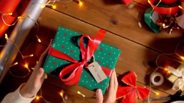 Mujer embalaje regalos de Navidad en casa sobre nieve — Vídeos de Stock