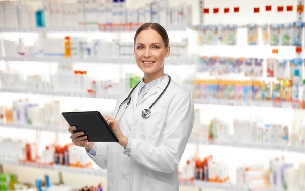 Feliz médico femenino con tableta pc y estetoscopio — Foto de Stock