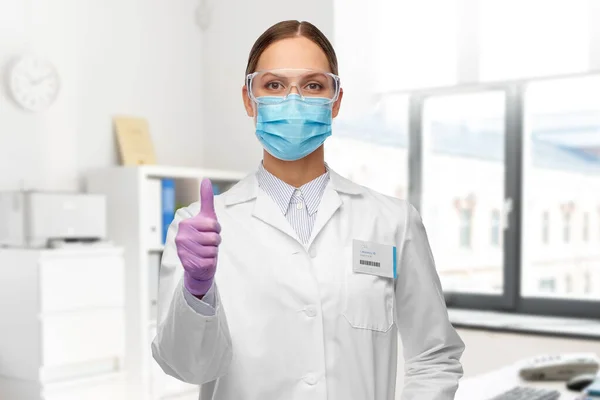 Cientista feminino em máscara médica e óculos — Fotografia de Stock