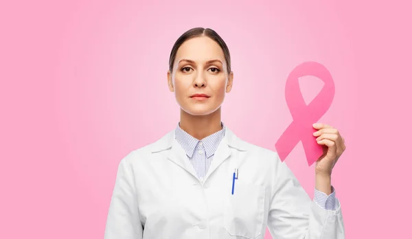 Médico feminino com fita de conscientização de câncer de mama — Fotografia de Stock