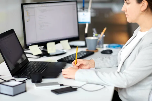 Forretningskvinne med bærbar datamaskin på kontoret – stockfoto