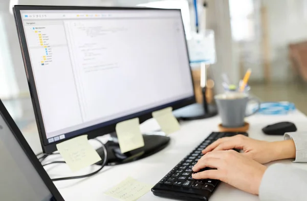 Forretningskvinne med datamaskin som arbeider ved kontoret – stockfoto