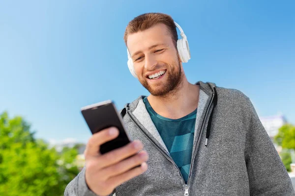 Jeune homme avec casque et smartphone — Photo