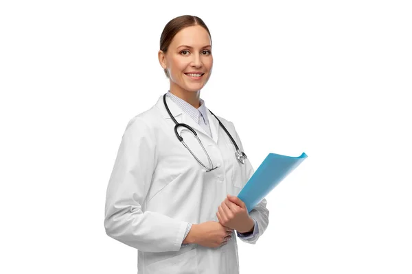 Счастливая улыбающаяся женщина-врач с папкой — стоковое фото