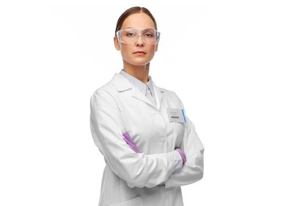 Wissenschaftlerin in Schutzbrille und Handschuhen — Stockfoto
