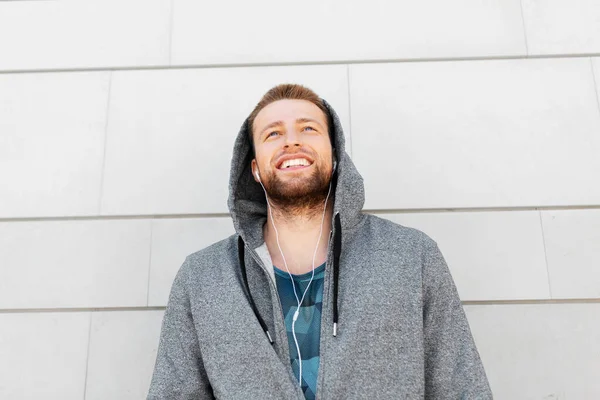 Man in earphones listening to music outdoors — Stock Photo, Image