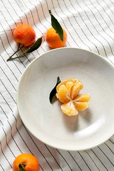 Bodegón con mandarinas en plato sobre cortina —  Fotos de Stock