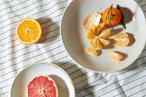 Bodegón con mandarinas y pomelo en plato —  Fotos de Stock