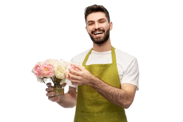 Uśmiechnięty mężczyzna ogrodnik z bandą piwonii kwiaty — Zdjęcie stockowe