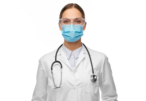 Женщина-врач в очках и медицинской маске — стоковое фото