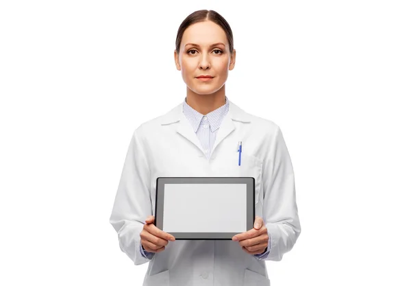 Medico o scienziato donna con tablet computer — Foto Stock