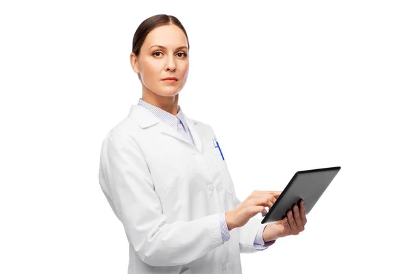 Женщина врач или ученый с планшетным компьютером — стоковое фото