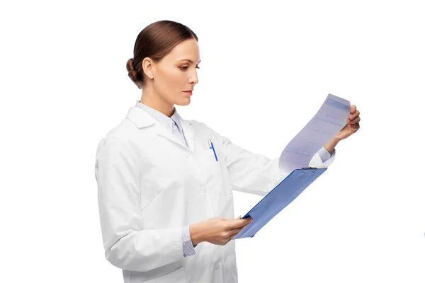 Medico donna con appunti e referto medico — Foto Stock