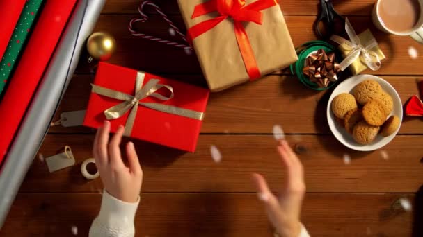 Mani accatastamento imballato regali di Natale sulla tavola — Video Stock