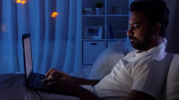 夜になると家にノートパソコンを持ったインド人男性が — ストック動画