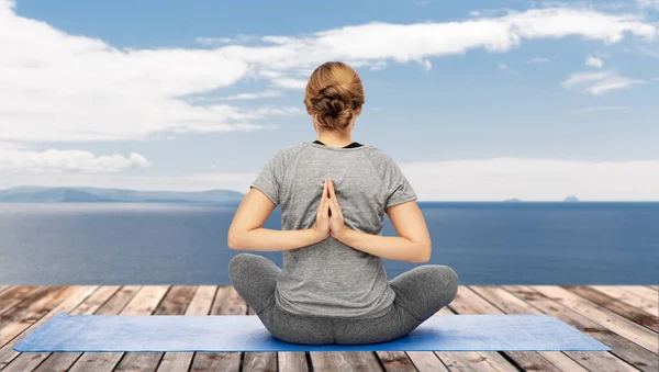 Mujer haciendo yoga sobre el océano atlántico — Foto de Stock