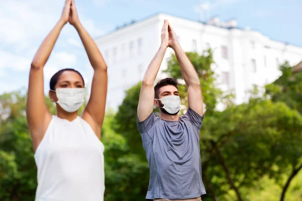 Grupp människor som gör yoga på sommarparken — Stockfoto