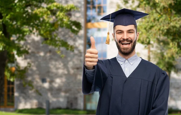 Feliz estudiante de posgrado masculino mostrando pulgares hacia arriba — Foto de Stock