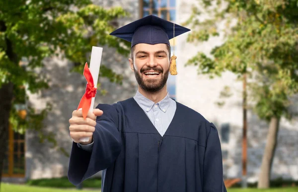 Mannelijke afgestudeerde student in mortel boord met diploma — Stockfoto