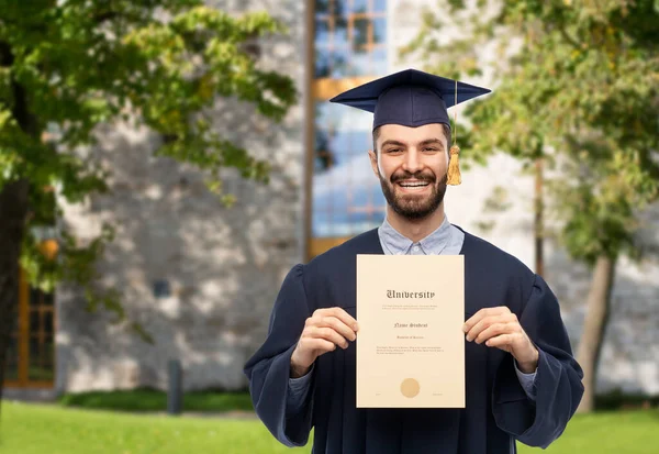 Mannelijke afgestudeerde student in mortel boord met diploma — Stockfoto