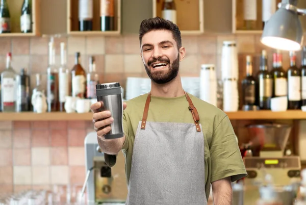 Camarero feliz con vaso o taza termo para llevar —  Fotos de Stock